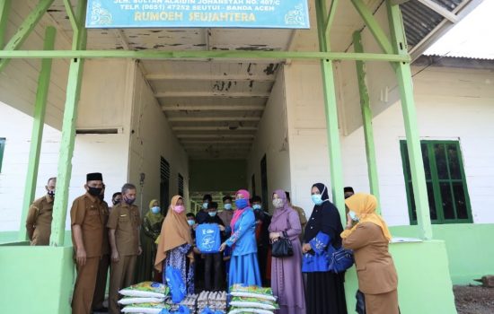 Nurmiaty Serahkan Bantuan Sembako untuk Panti Asuhan Yayasan Penyantun Islam Seutui