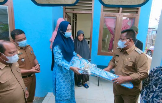 Wali Kota Serahkan 4 Rumah Untuk Warga Kurang Mampu