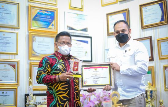 Aminullah Terima Penghargaan Keterbukaan Informasi Publik 2021