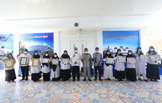 Wali Kota Serahkan Sertifikat Puskesmas IKS Tertinggi dan Nakes Teladan