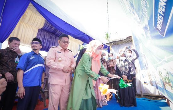 Wali Kota Serahkan Kado Ramadan (Bedah Rumah) buat Amrensyah