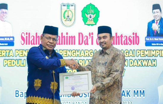 Rektor UIN Ar-Raniry Anugerahi Penghargaan untuk Wali Kota Banda Aceh