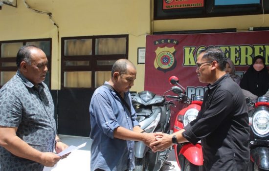 Polisi Serahkan Barang Bukti Sepeda Motor Hasil Kejahatan Kepada Pemiliknya